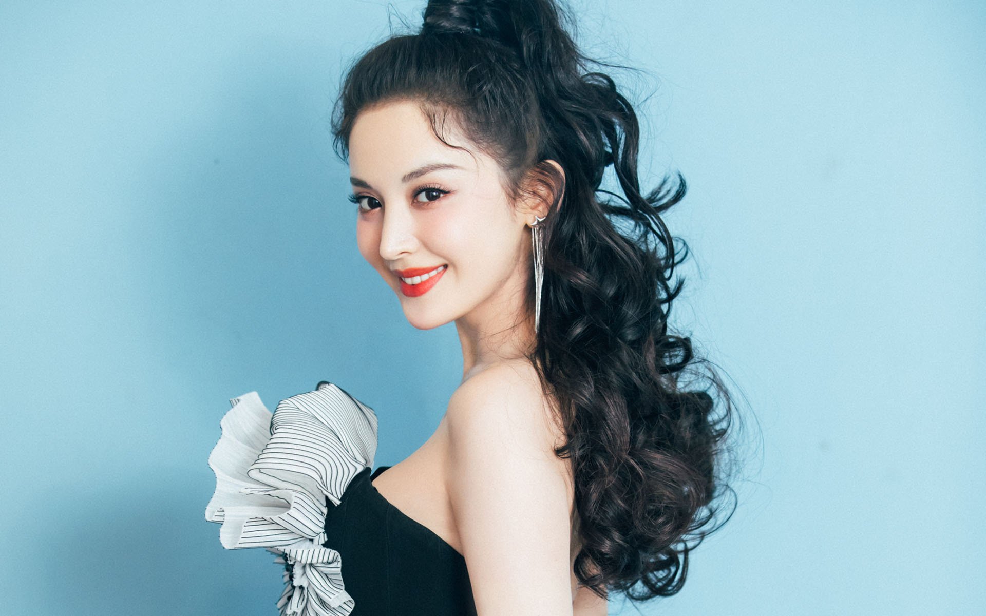 女子国家队训练中加强突破训练提升边路攻击效率,女子田径国家队